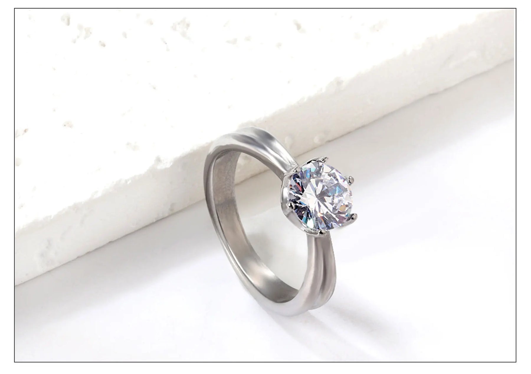 Anel de noivado e casamento elegante com strass