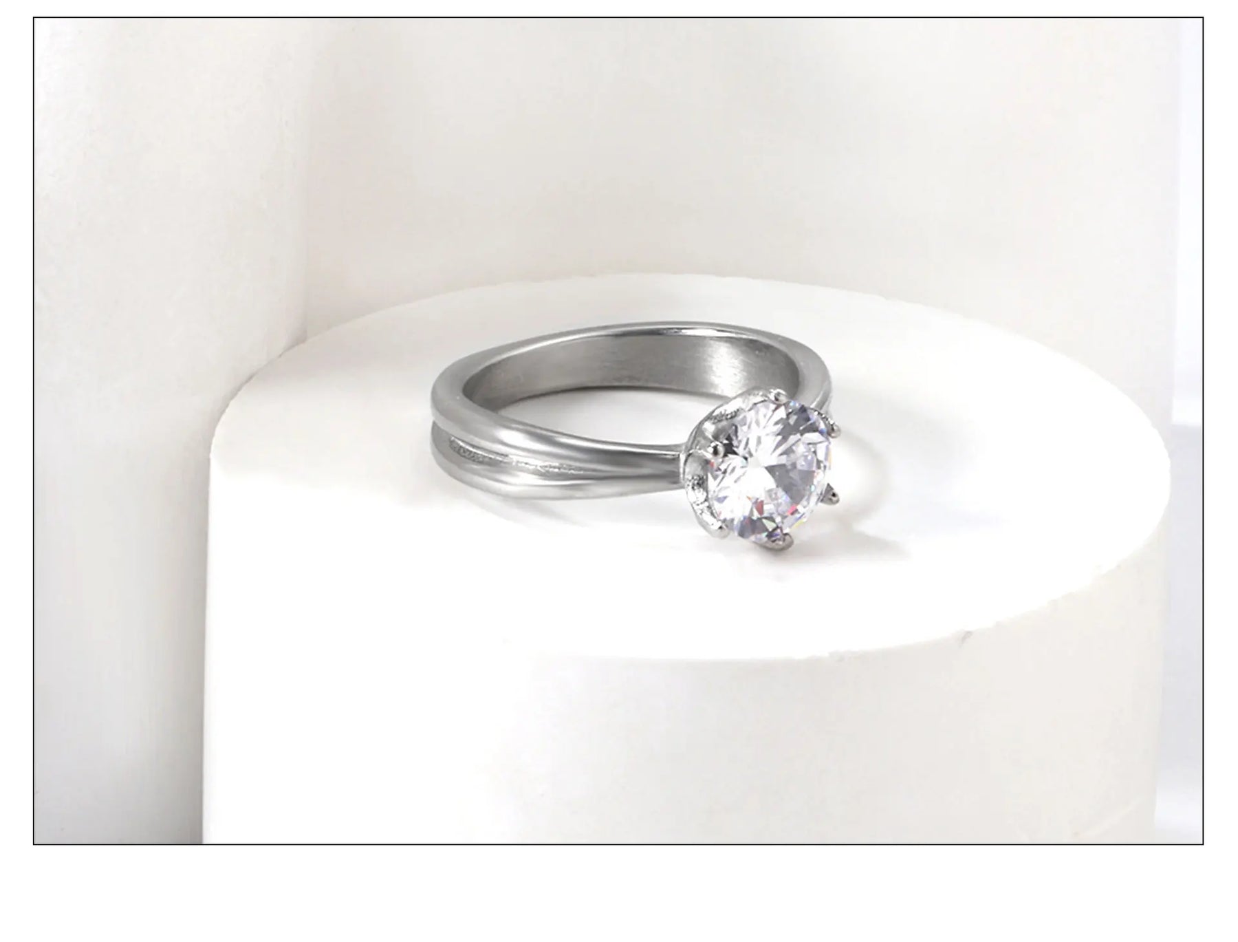 Anel de noivado e casamento elegante com strass