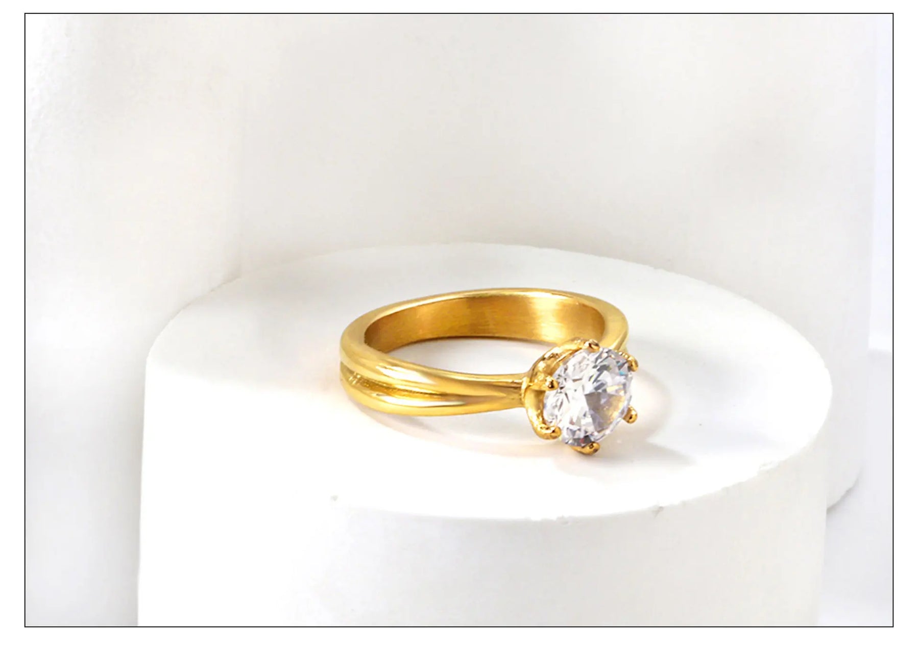 Anel de noivado e casamento elegante com strass