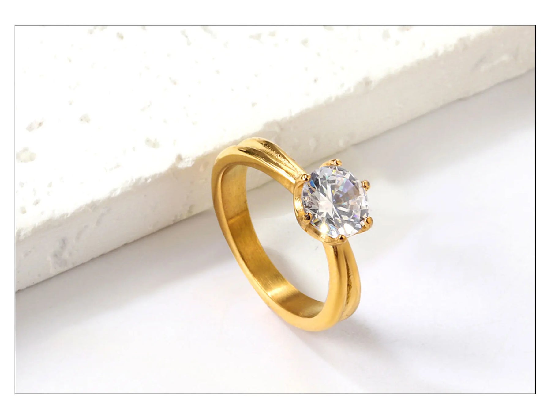 Anel de noivado e casamento elegante com strass