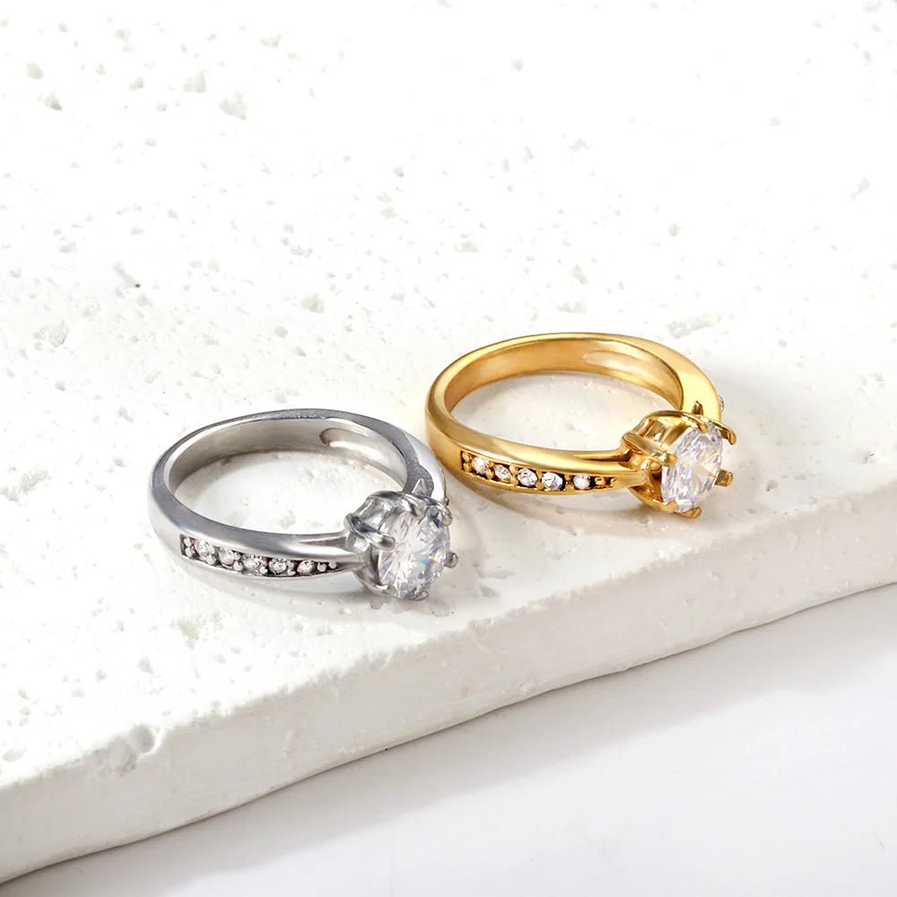 Anel de noivado e casamento elegante com strass