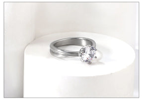 Anel de noivado e casamento elegante com strass