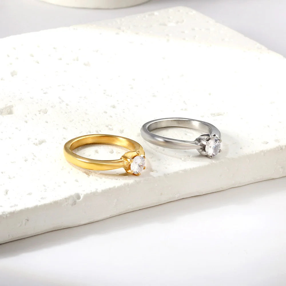 Anel de noivado e casamento elegante com strass