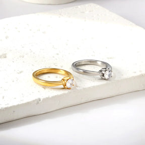 Anel de noivado e casamento elegante com strass